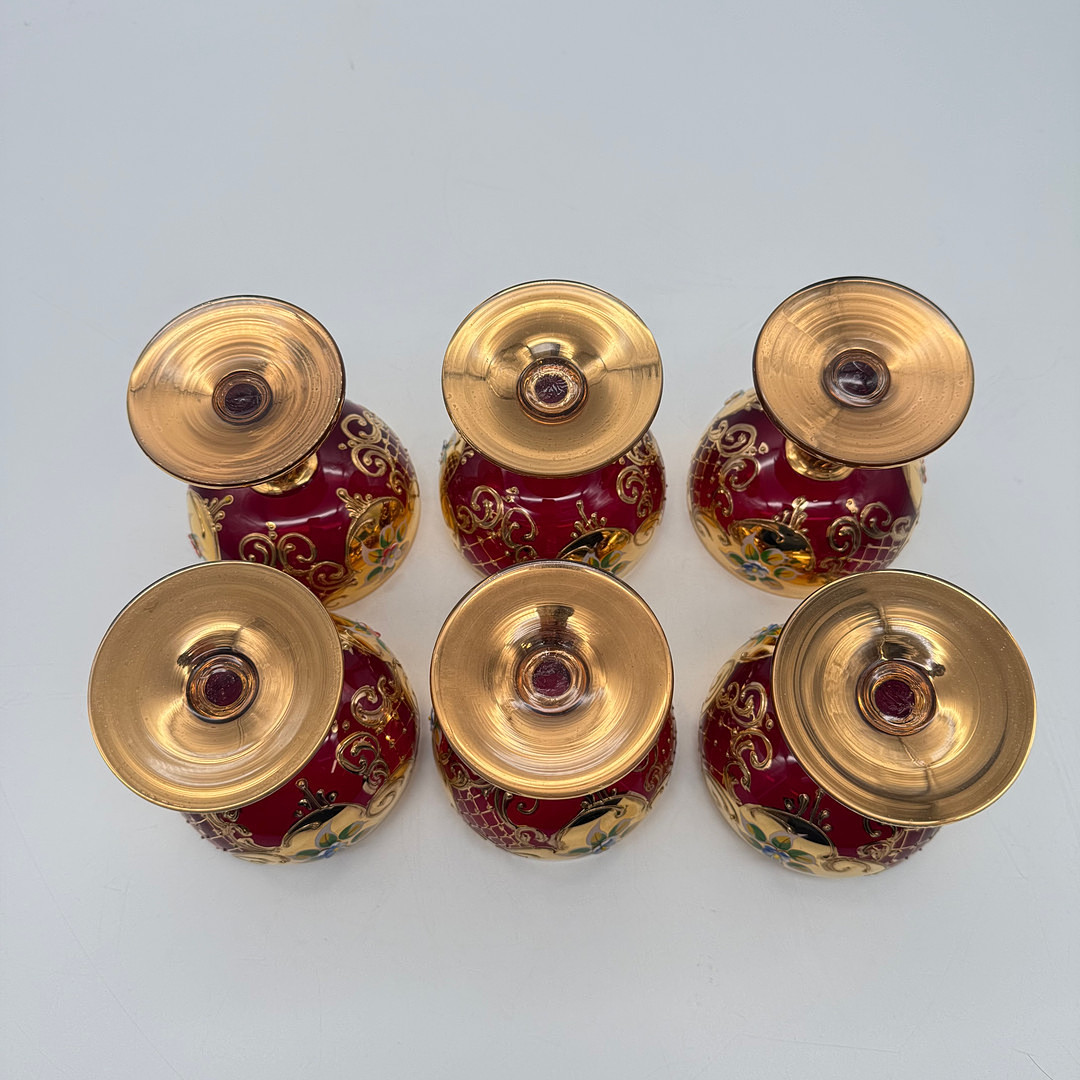 SET AUS 6 VENEZIANISCHEN SEKTSCHALEN, GLAS, RUBINROT, HANDBEMALT, GOLD UND BLUMENDEKOR, ITALIEN UM 1970.