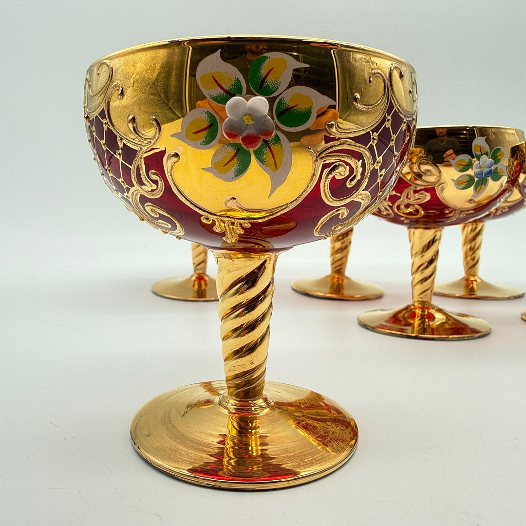 SET AUS 6 VENEZIANISCHEN SEKTSCHALEN, GLAS, RUBINROT, HANDBEMALT, GOLD UND BLUMENDEKOR, ITALIEN UM 1970.