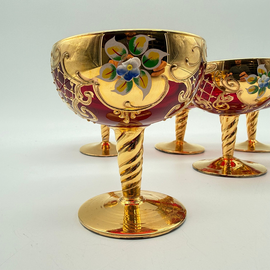 SET AUS 6 VENEZIANISCHEN SEKTSCHALEN, GLAS, RUBINROT, HANDBEMALT, GOLD UND BLUMENDEKOR, ITALIEN UM 1970.