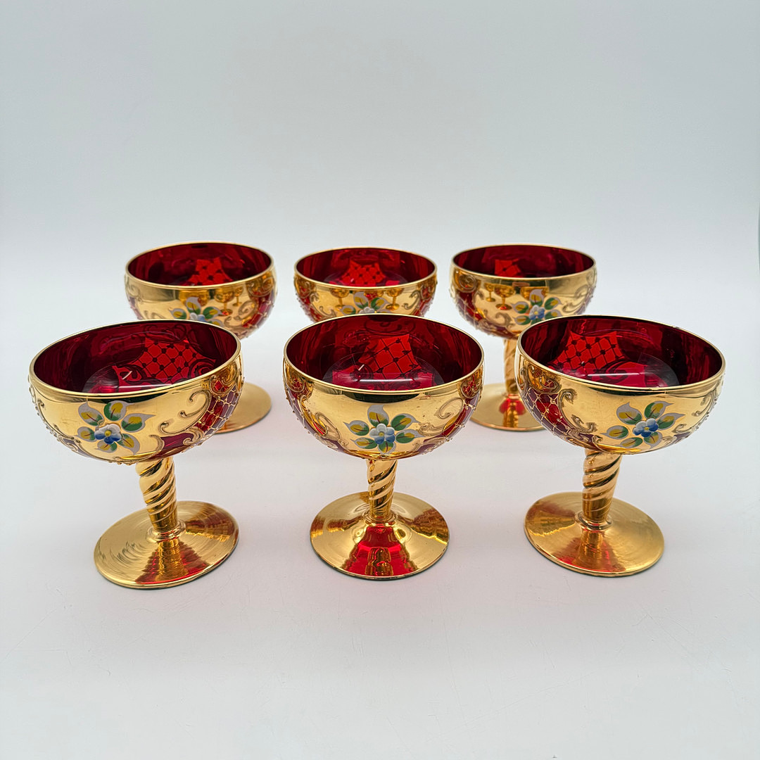 SET AUS 6 VENEZIANISCHEN SEKTSCHALEN, GLAS, RUBINROT, HANDBEMALT, GOLD UND BLUMENDEKOR, ITALIEN UM 1970.