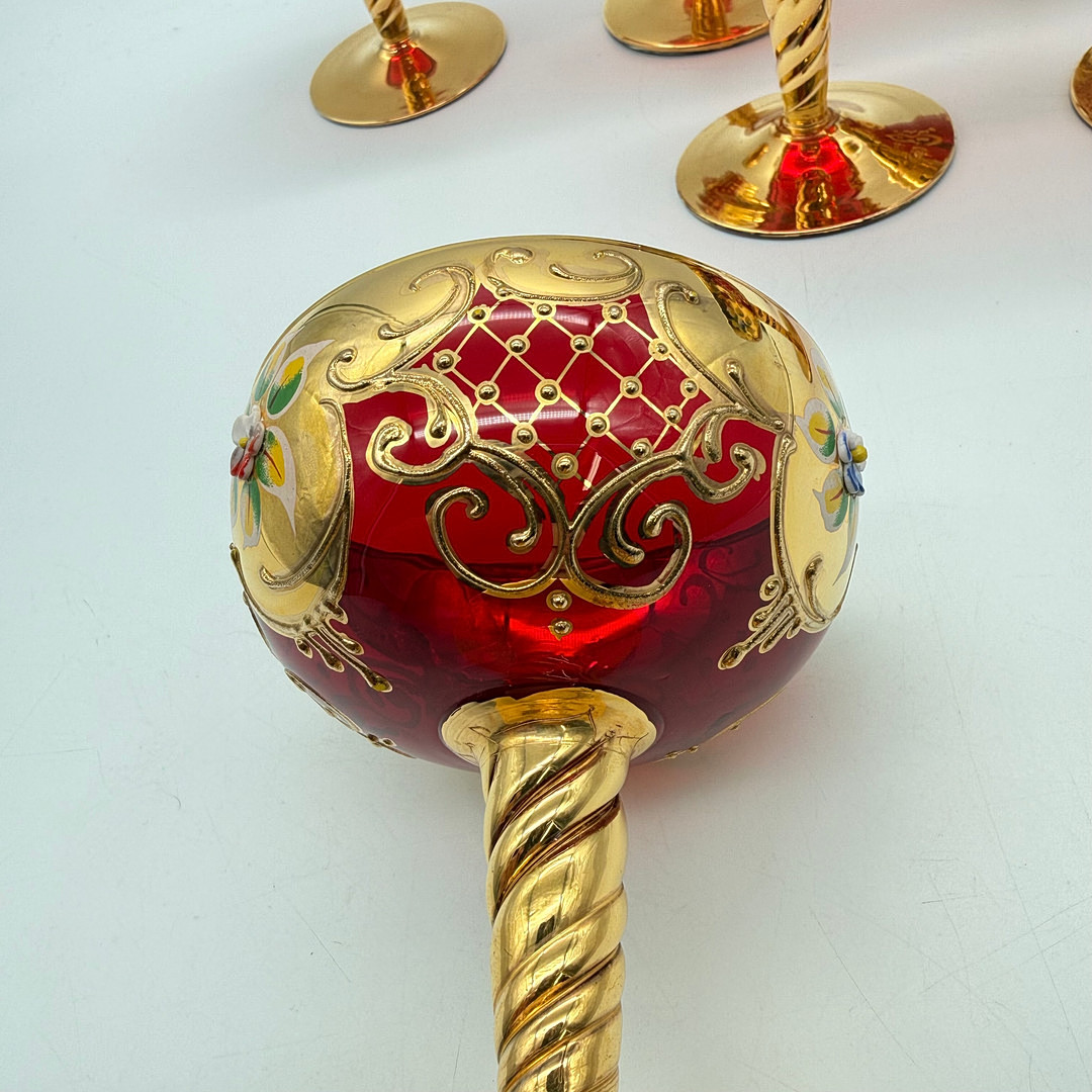 SET AUS 6 VENEZIANISCHEN SEKTSCHALEN, GLAS, RUBINROT, HANDBEMALT, GOLD UND BLUMENDEKOR, ITALIEN UM 1970.