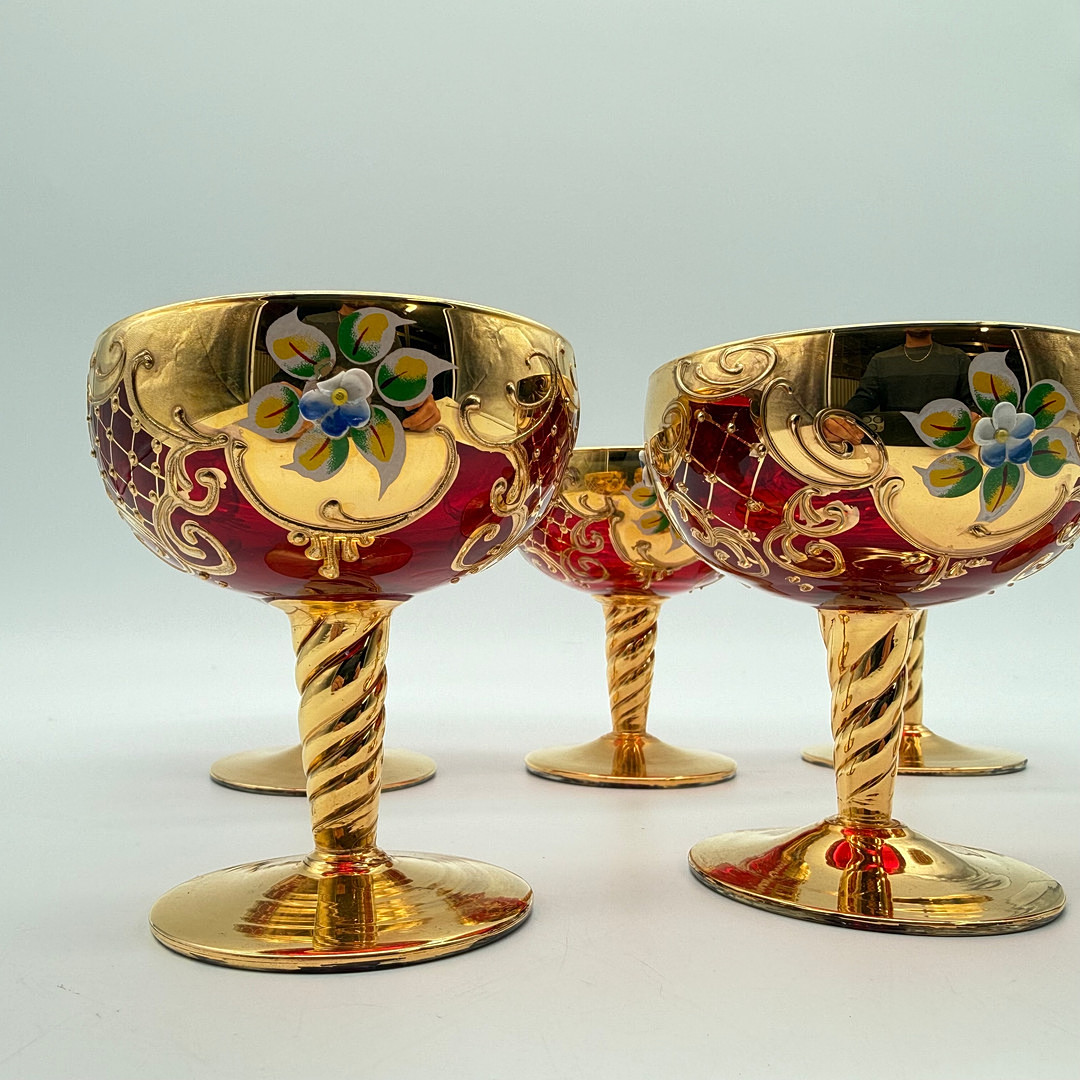 SET AUS 6 VENEZIANISCHEN SEKTSCHALEN, GLAS, RUBINROT, HANDBEMALT, GOLD UND BLUMENDEKOR, ITALIEN UM 1970.