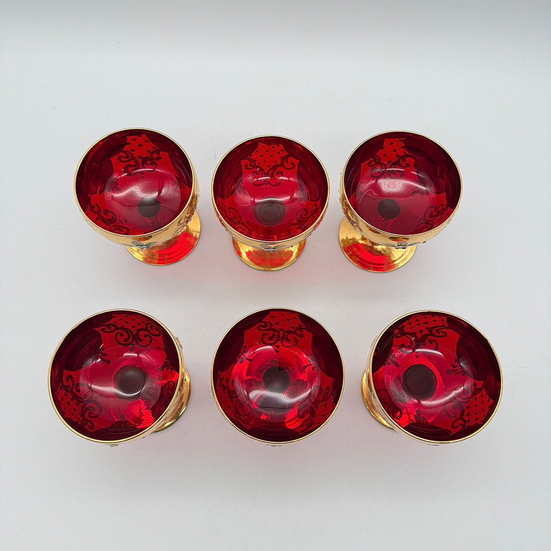 SET AUS 6 VENEZIANISCHEN SEKTSCHALEN, GLAS, RUBINROT, HANDBEMALT, GOLD UND BLUMENDEKOR, ITALIEN UM 1970.