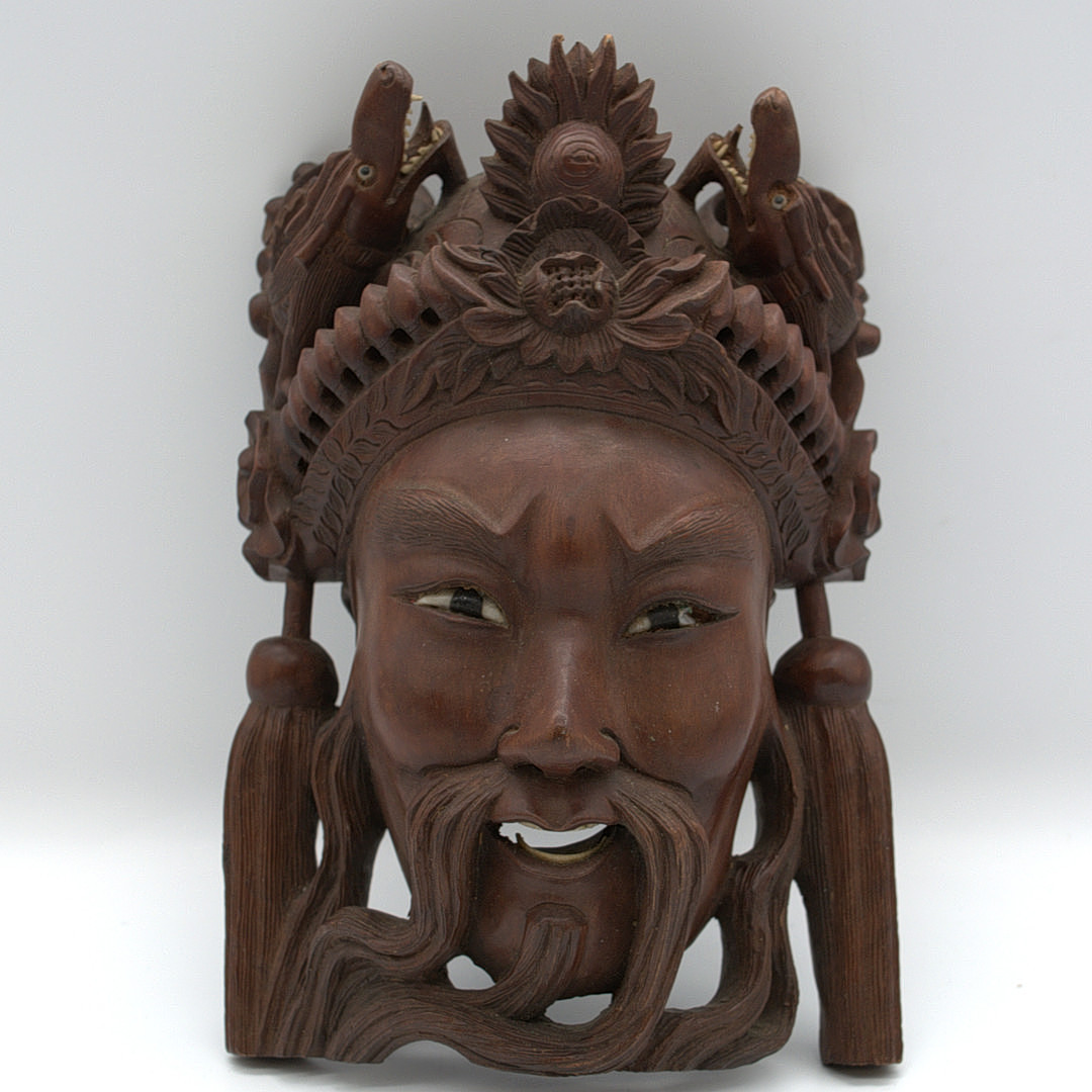 CHINESISCHE HOLZ MASKE, KAISERDARSTELLUNG MIT DRACHEN, ROSENHOLZ MIT BEIN, HANDGESCHNITZT, UM 1900.
