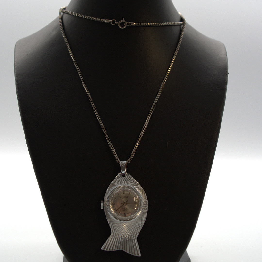 WALENSA DE LUXE ANHÄNGER UHR, HANDAUFZUG, IN FORM EINES PLASTISCHEN FISCHES, AN VERSILBERTER KETTE, 20. JAHRHUNDERT.