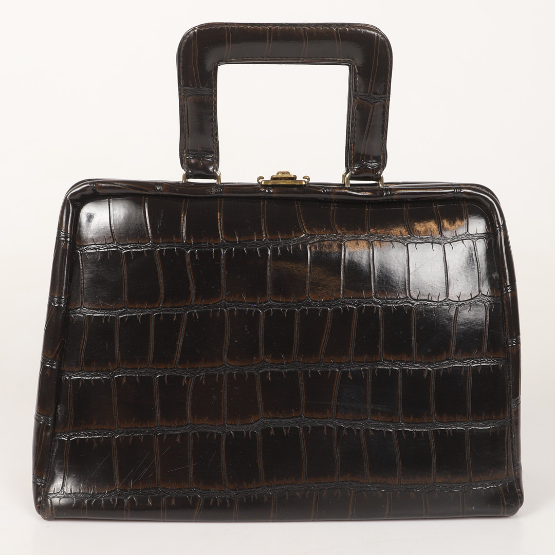 HANDVÄSKA, krokodil-imitation/mässing, 1960-tal.