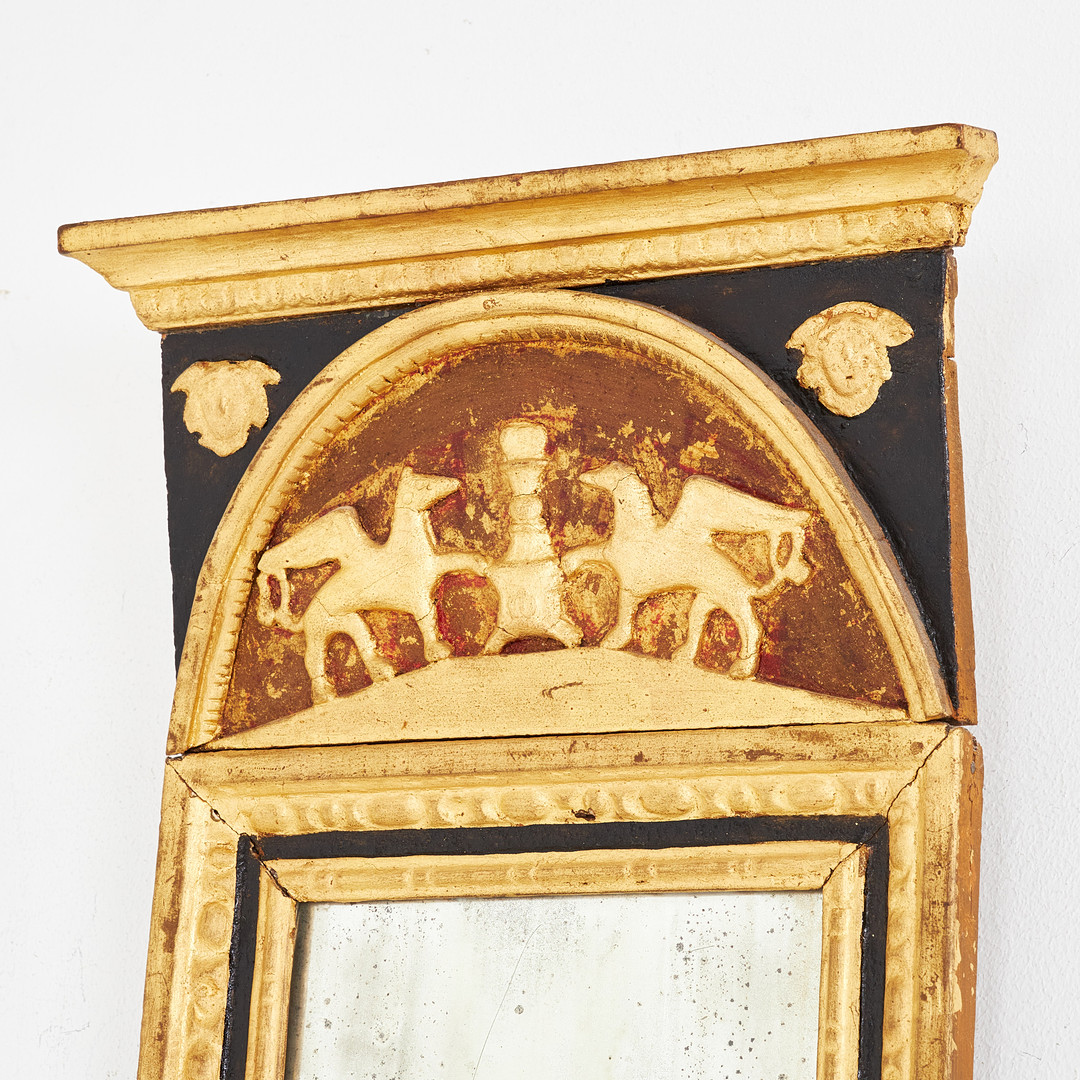 SPEGEL. Empire, 1800-talets första delar, tvådelat folierat spegelglas, pastellage, bronserad, antikiserande dekor.