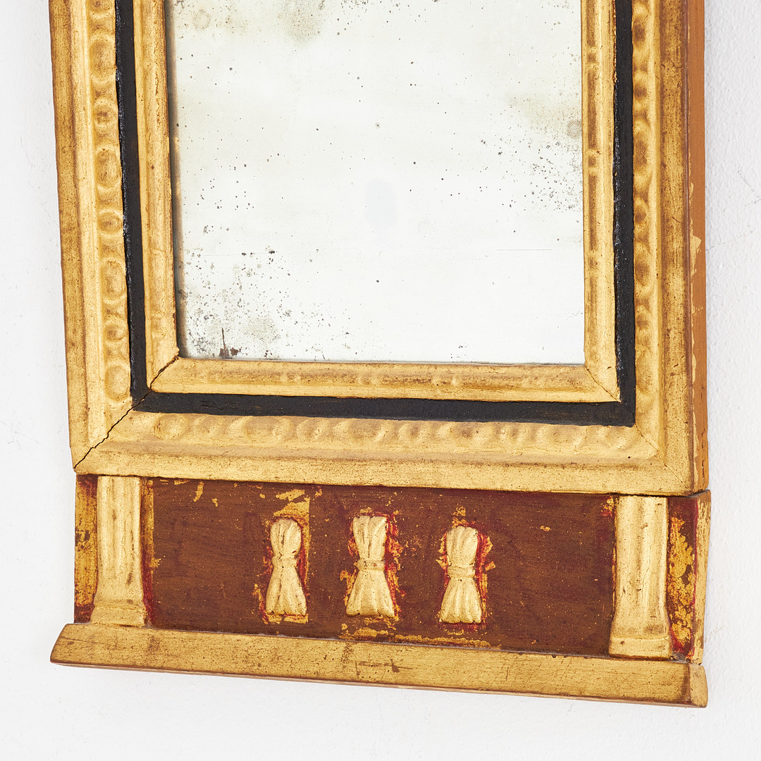 SPEGEL. Empire, 1800-talets första delar, tvådelat folierat spegelglas, pastellage, bronserad, antikiserande dekor.