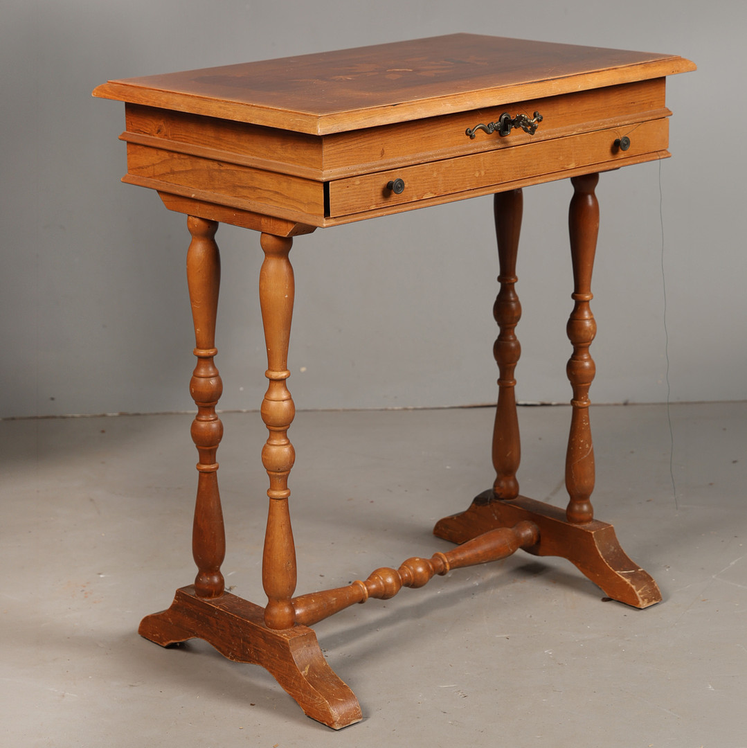 A REGENCY STYLE SEWING TABLE.