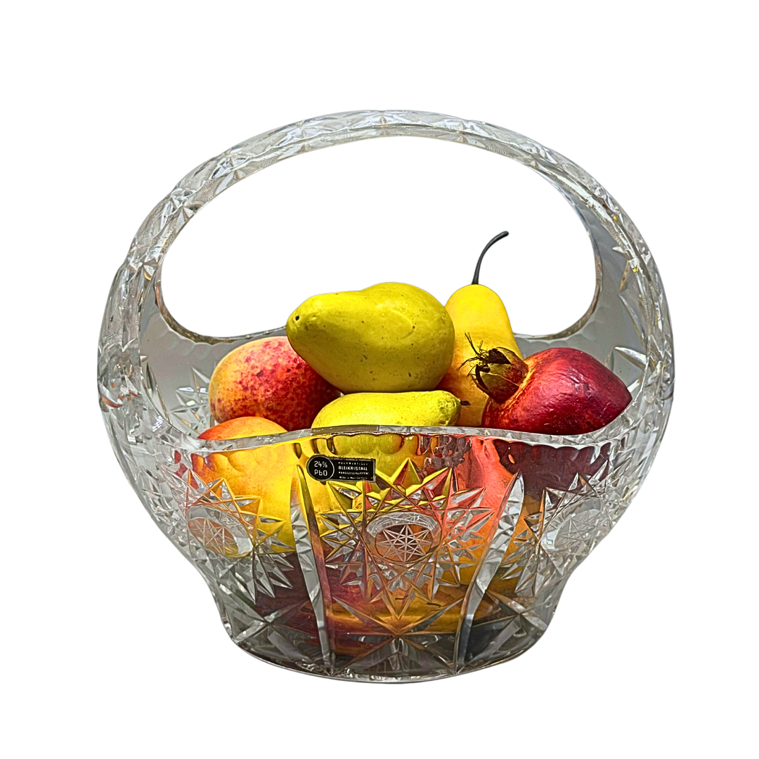 HANDGESCHLIFFENER KRISTALLKORB AUS BLEIKRISTALL, GEFÜLLT MIT DEKOR-OBST.