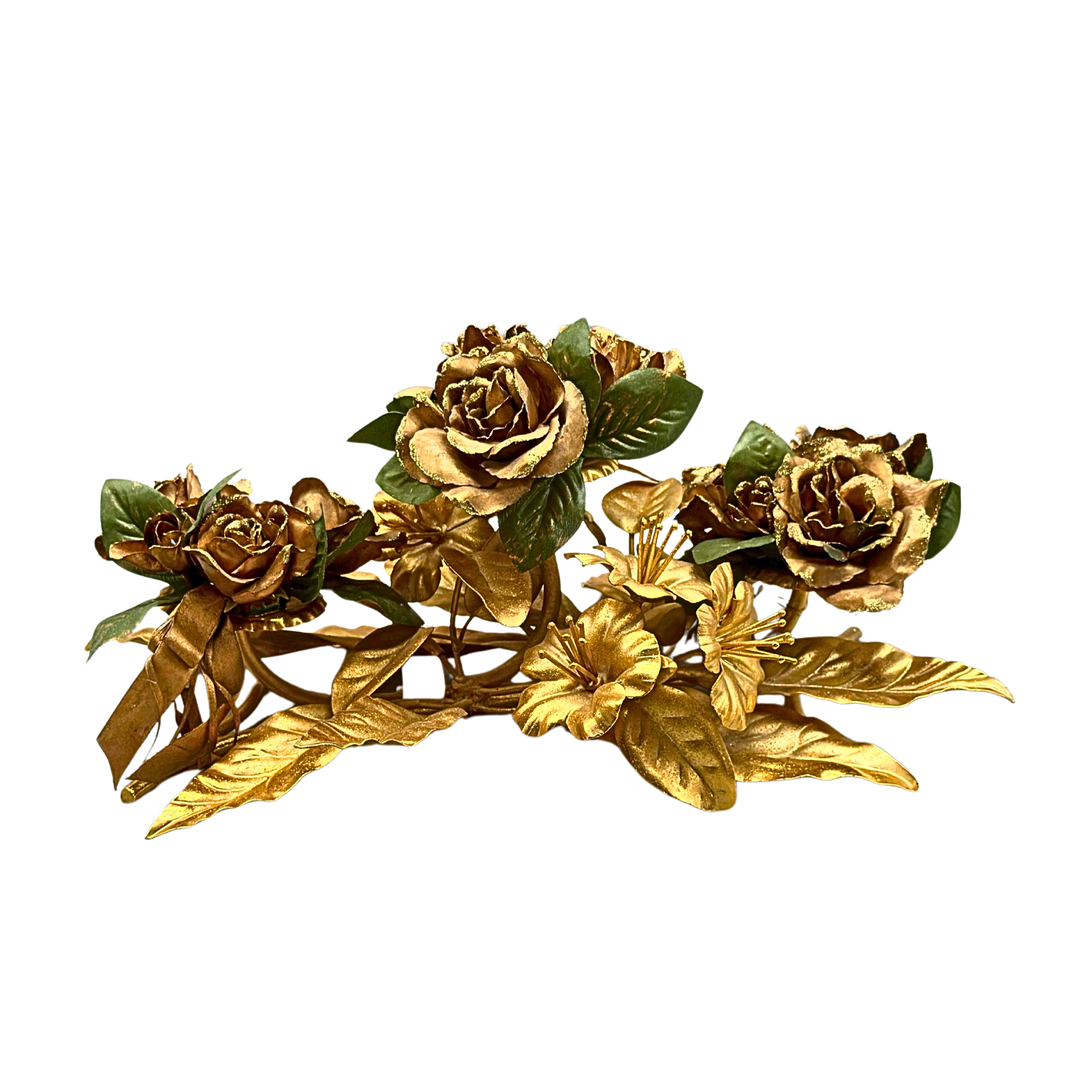 KERZENSTÄNDER MIT DREI KERZENHALTERN, AUS VERGOLDETEM MESSING UND ROSENDEKOR AUS TEXTILMATERIAL.