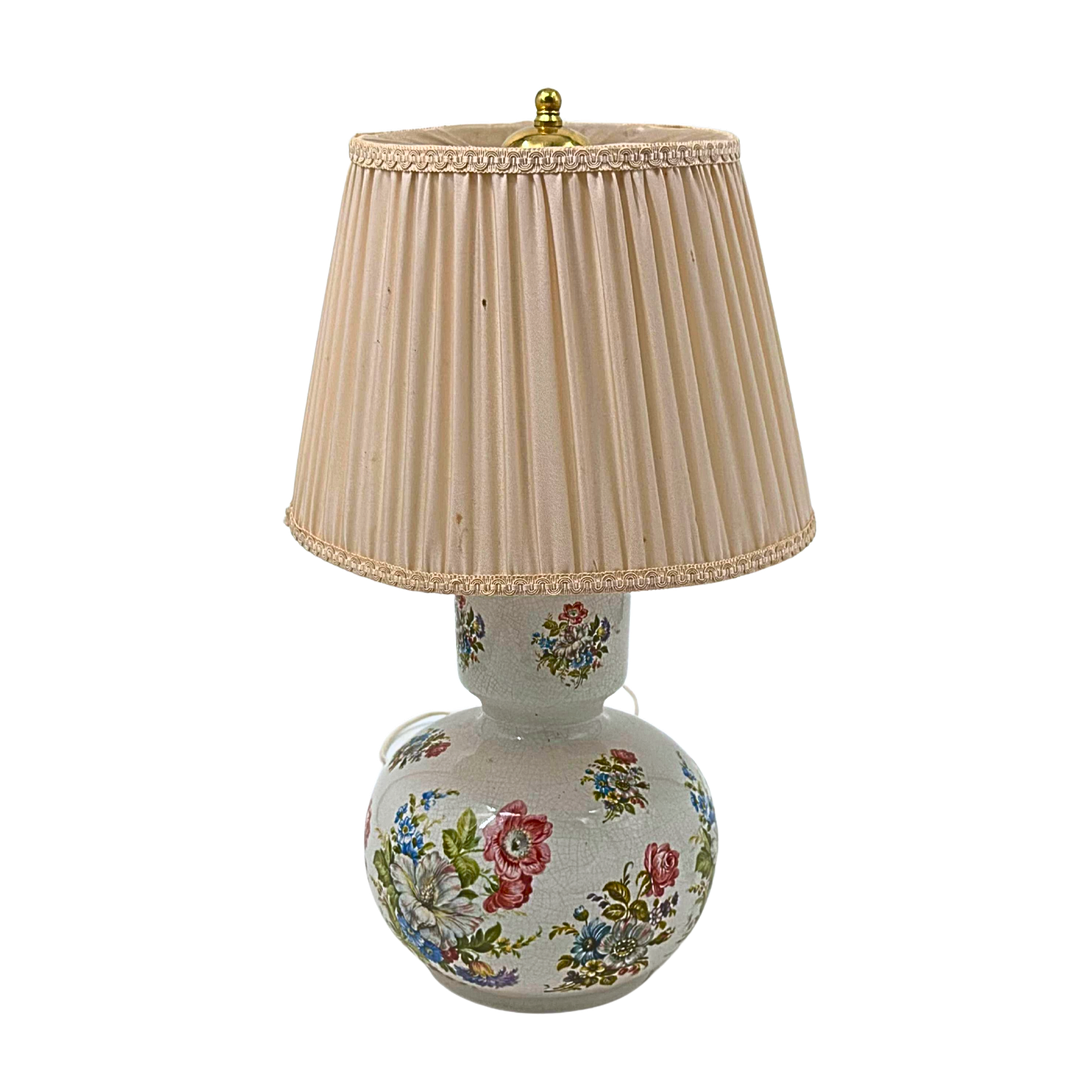 TISCHLAMPE AUS PORZELLAN, VERZIERT MIT BLUMENMOTIVEN.