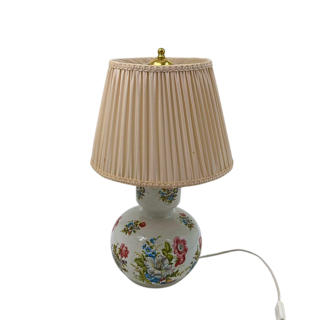 TISCHLAMPE AUS PORZELLAN, VERZIERT MIT BLUMENMOTIVEN.