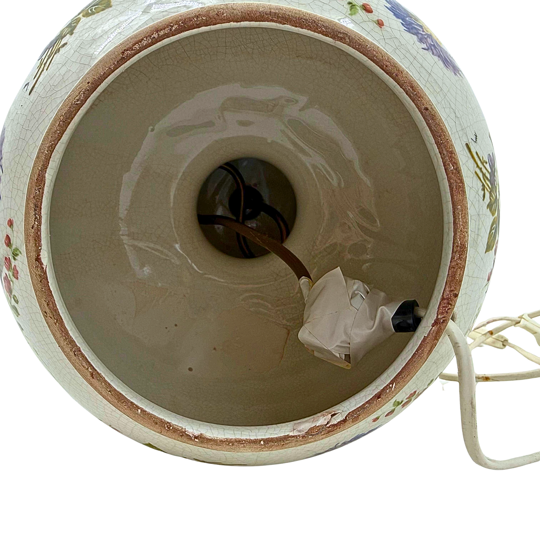 TISCHLAMPE AUS PORZELLAN, VERZIERT MIT BLUMENMOTIVEN.