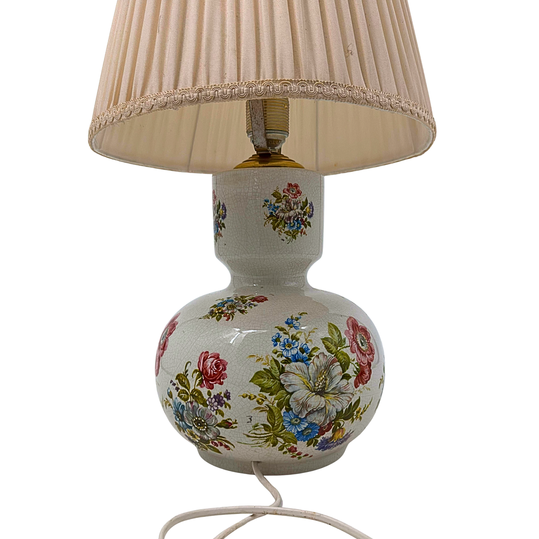 TISCHLAMPE AUS PORZELLAN, VERZIERT MIT BLUMENMOTIVEN.