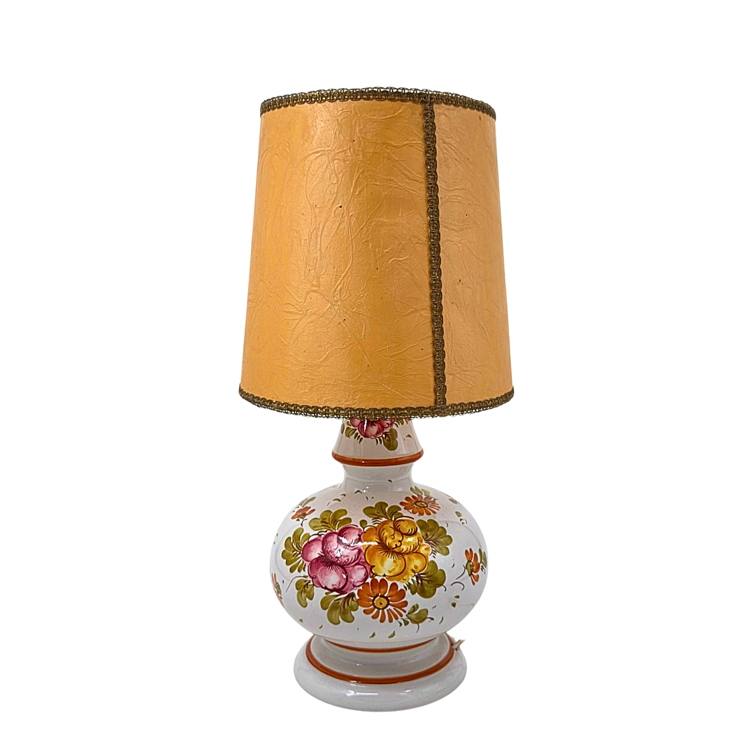 HANDBEMALTE ITALIENISCHE TISCHLAMPE AUS PORZELLAN MIT FLORALEN MUSTERN.