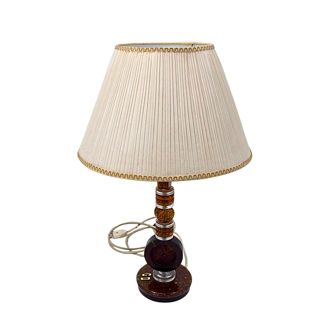 PERSONALISIERTE LAMPE AUS DEN 1970ER-JAHREN MIT DEN INITIALEN „G. D.“ UND EINEM BILD BEI DER WILDSCHWEINJAGD.