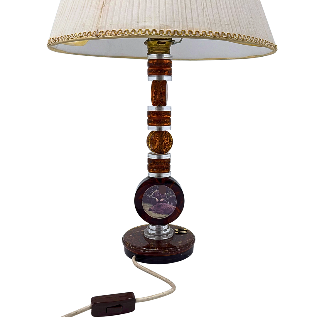 PERSONALISIERTE LAMPE AUS DEN 1970ER-JAHREN MIT DEN INITIALEN „G. D.“ UND EINEM BILD BEI DER WILDSCHWEINJAGD.