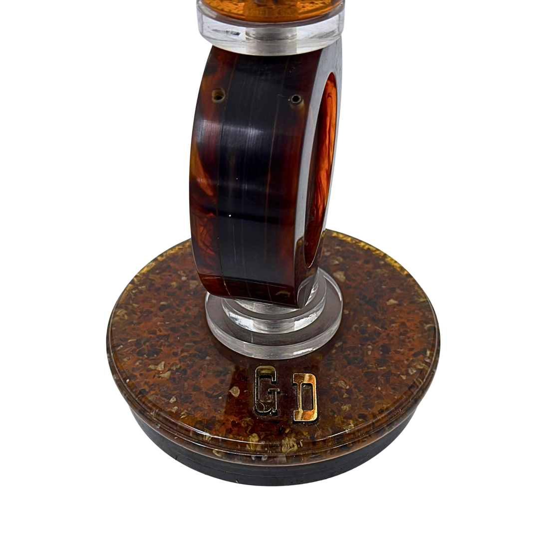 PERSONALISIERTE LAMPE AUS DEN 1970ER-JAHREN MIT DEN INITIALEN „G. D.“ UND EINEM BILD BEI DER WILDSCHWEINJAGD.
