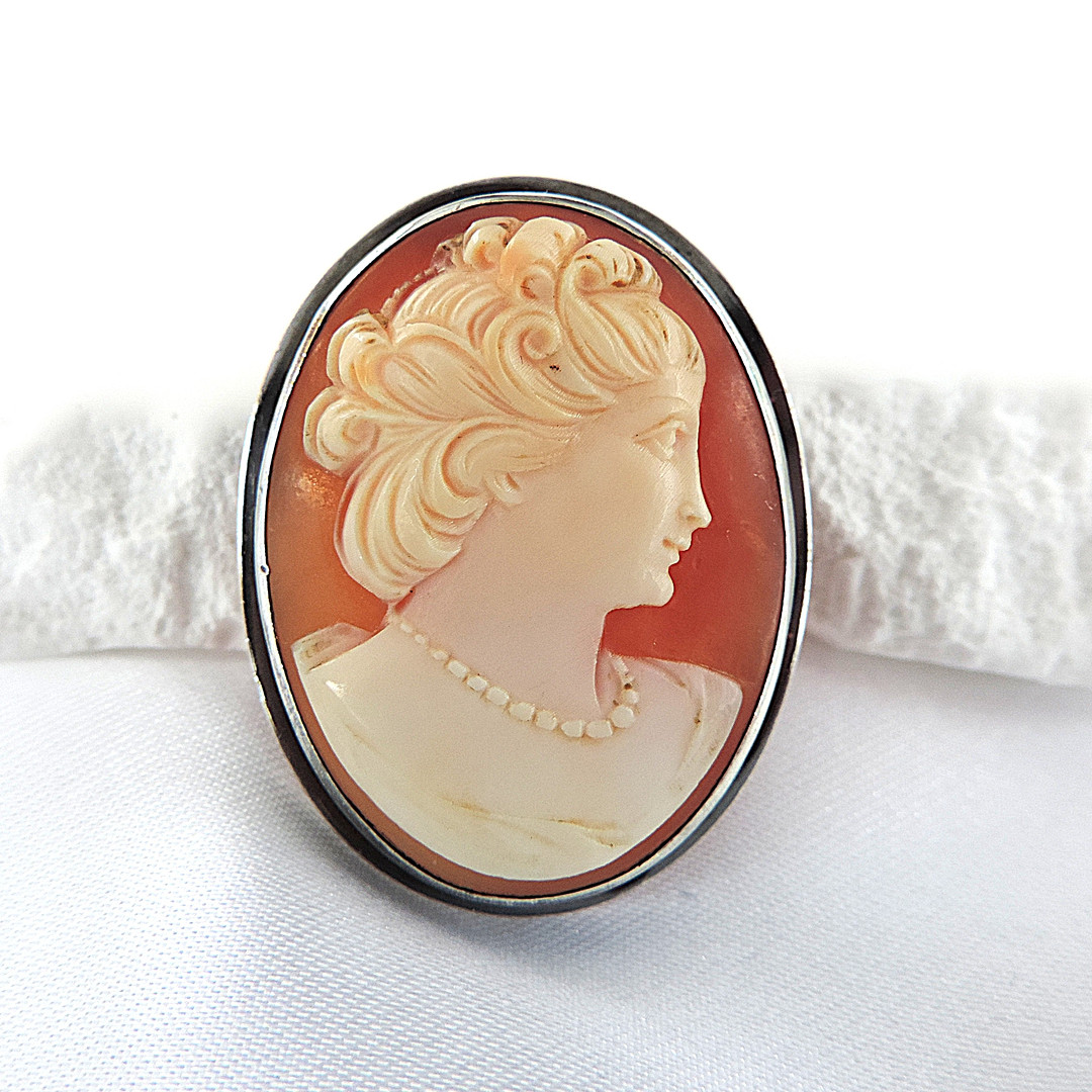 ANTIQUE STERLING SILVER CAMEO BROOCH.