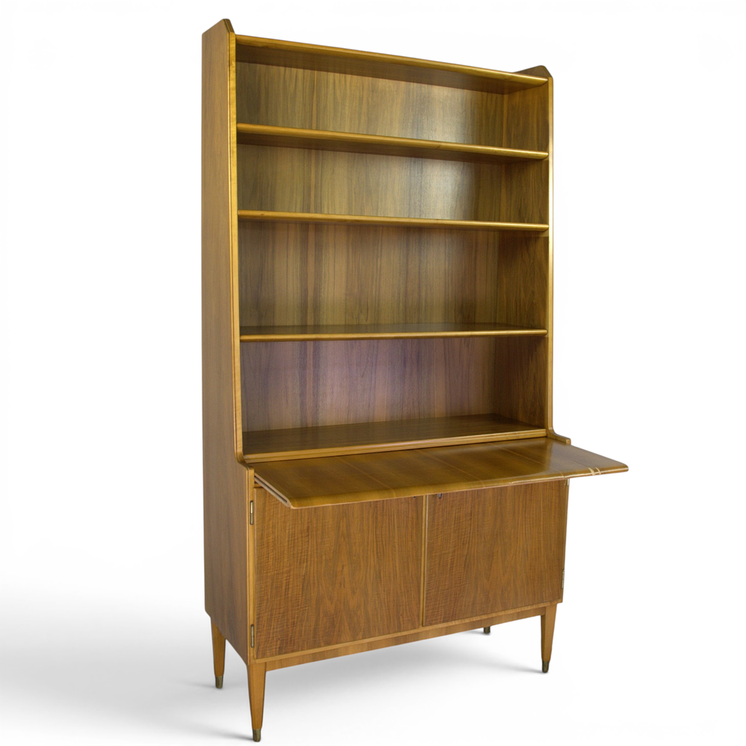 BERTIL FRIDHAGEN. Bokhylla med utdragbar skrivbordsskiva, teak, brännmärkt, Bodafors, 1957.