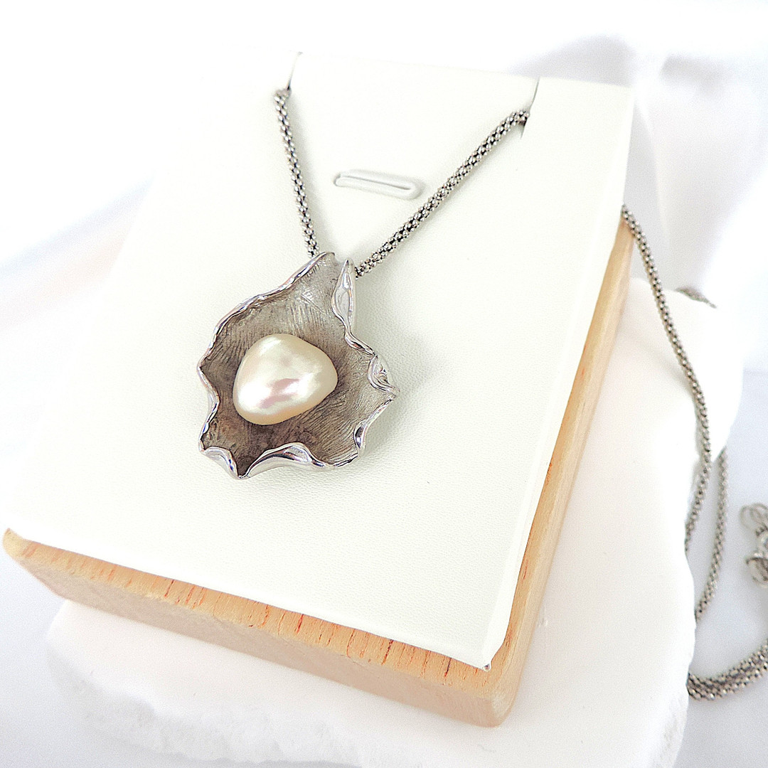 VINTAGE ARTISAN 925 SILVER ORGANIC CULTURED PEARL NECKLACE.