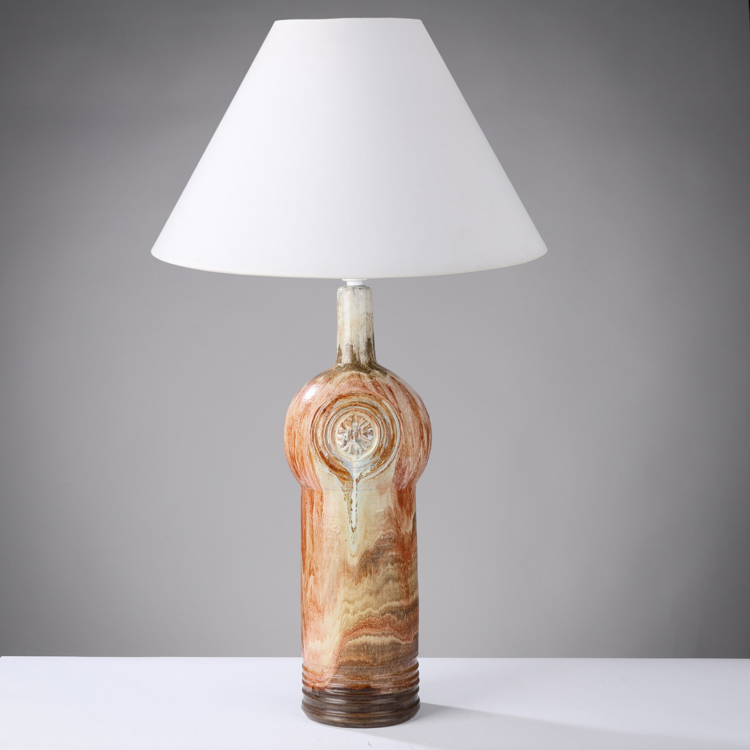 Høj bordlampe af keramik i multifarvet glasur og udsmykket med runde relieffer, antageligt dansk keramiker, 1960/70'erne.