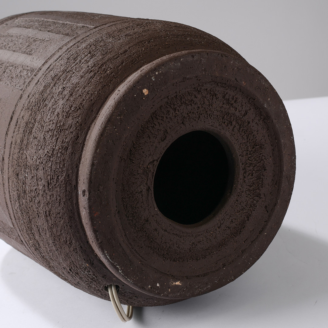 Høj bordlampe af uglaseret stentøj udsmykket med geometriske relieffer, antageligt dansk keramiker, 1960/70'erne.
