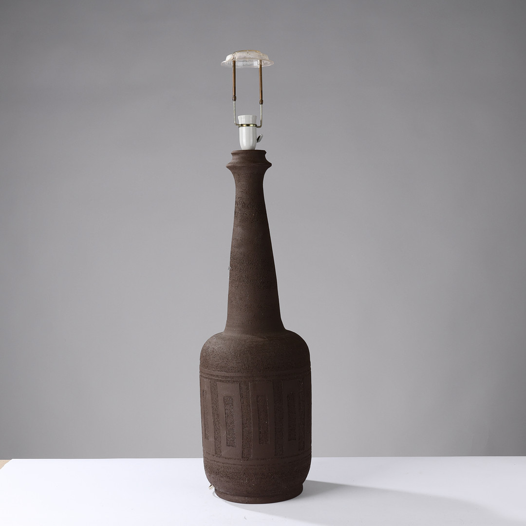 Høj bordlampe af uglaseret stentøj udsmykket med geometriske relieffer, antageligt dansk keramiker, 1960/70'erne.