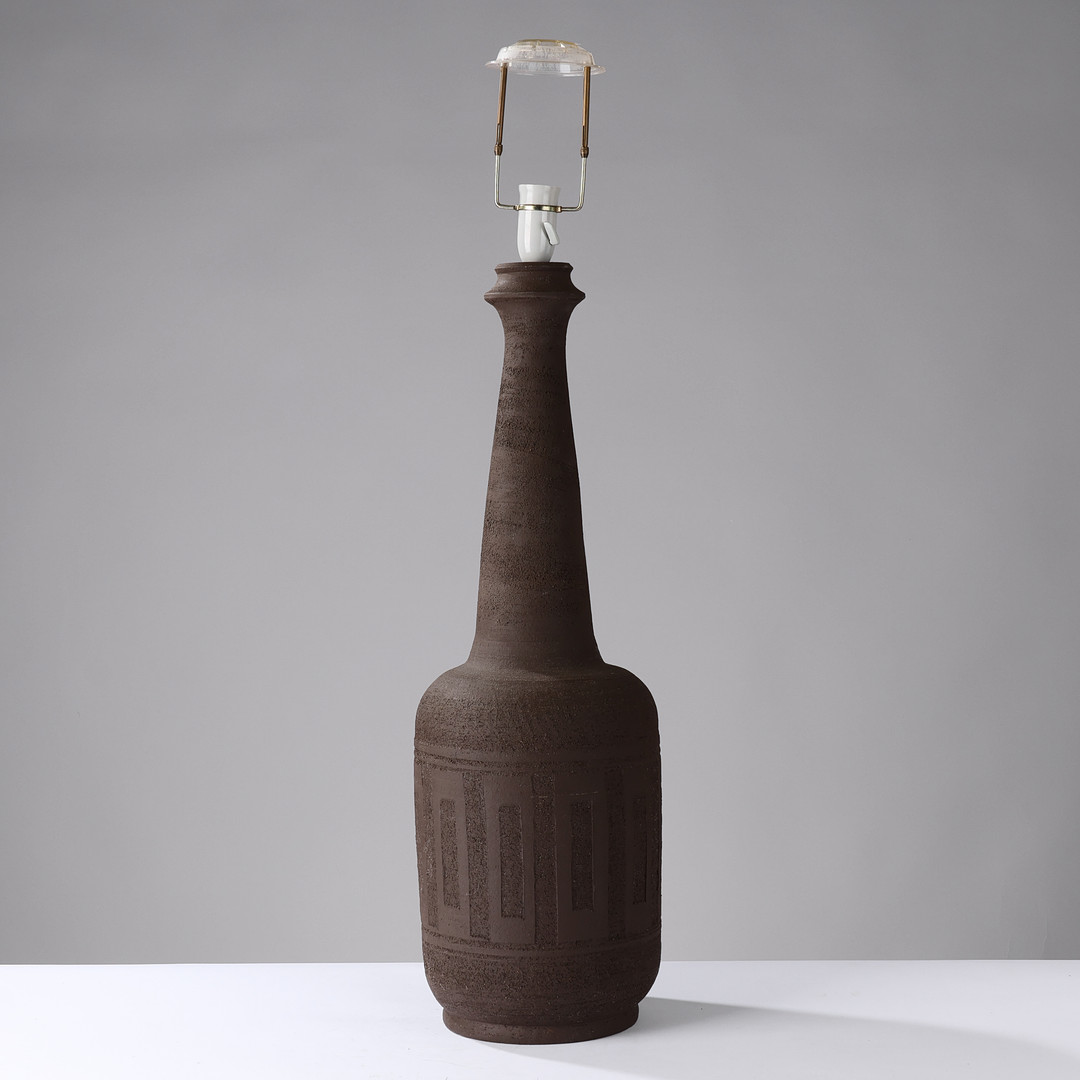 Høj bordlampe af uglaseret stentøj udsmykket med geometriske relieffer, antageligt dansk keramiker, 1960/70'erne.