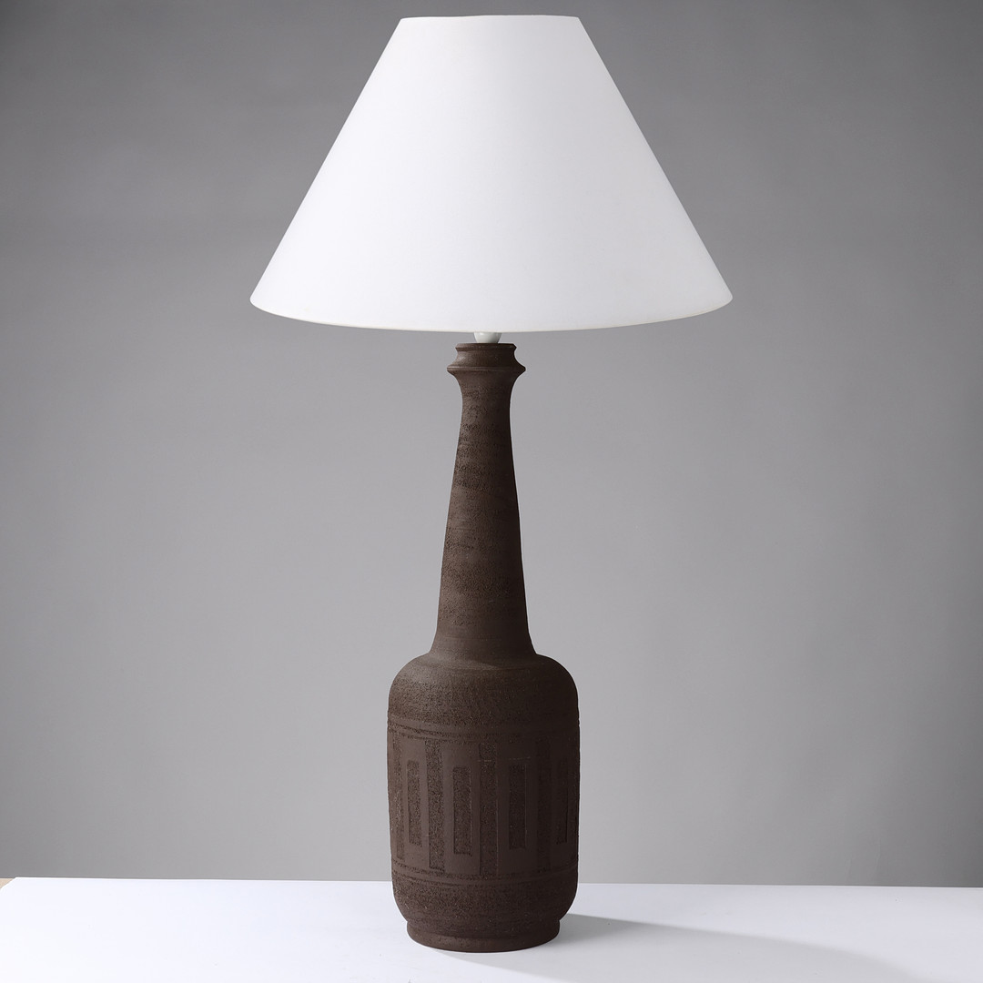 Høj bordlampe af uglaseret stentøj udsmykket med geometriske relieffer, antageligt dansk keramiker, 1960/70'erne.