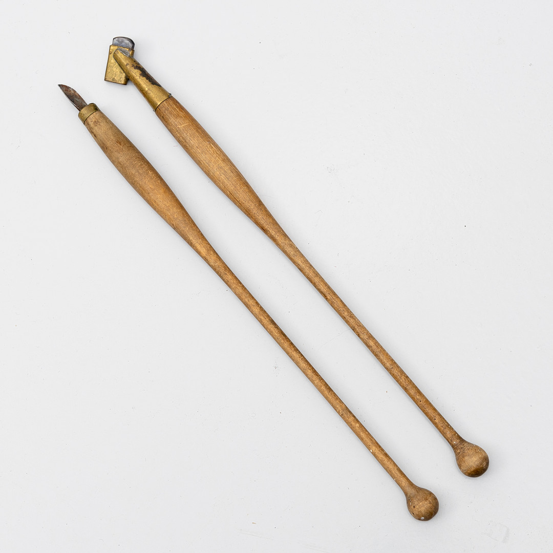 BOKBINDERIVERKTYG, 2 st, trä och metall, 1900-tal.