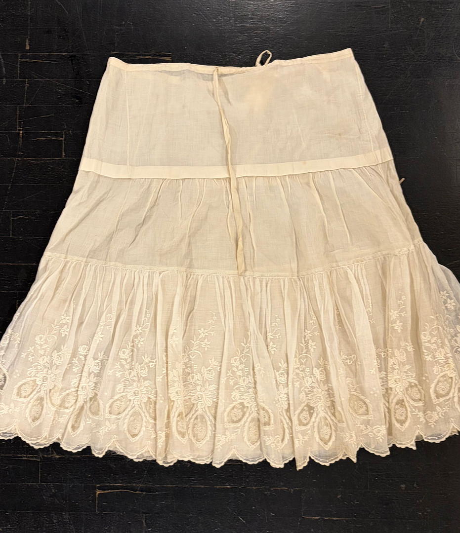 Petticoat in embroidered cotton thread with bobbin lace, late 19th Century.