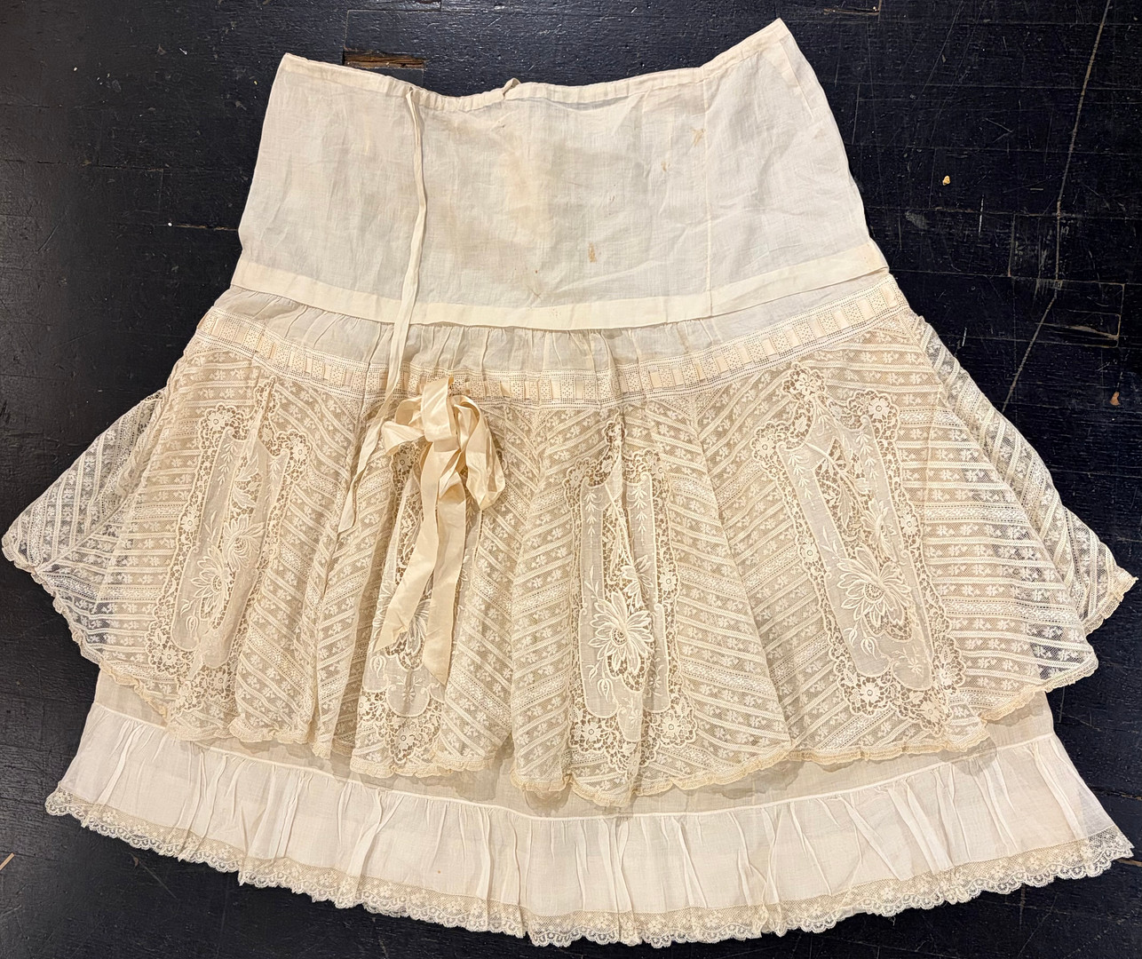 PEtticoat in embroidered cotton thread with bobbin lace, late 19th Century.