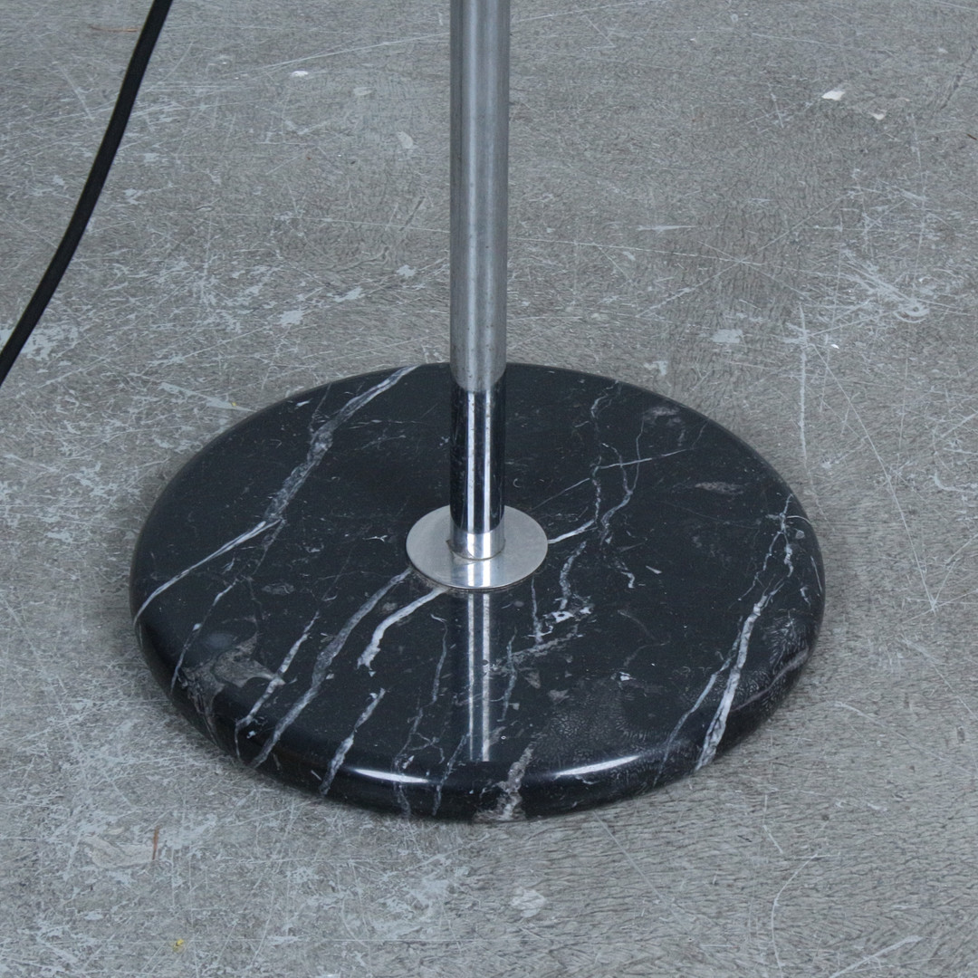 BRUNO GECCHELIN. Stehleuchte, Modell 'Mezzaluna', Stahl, Marmor, Aluminium, 1970er Jahre, Italien.