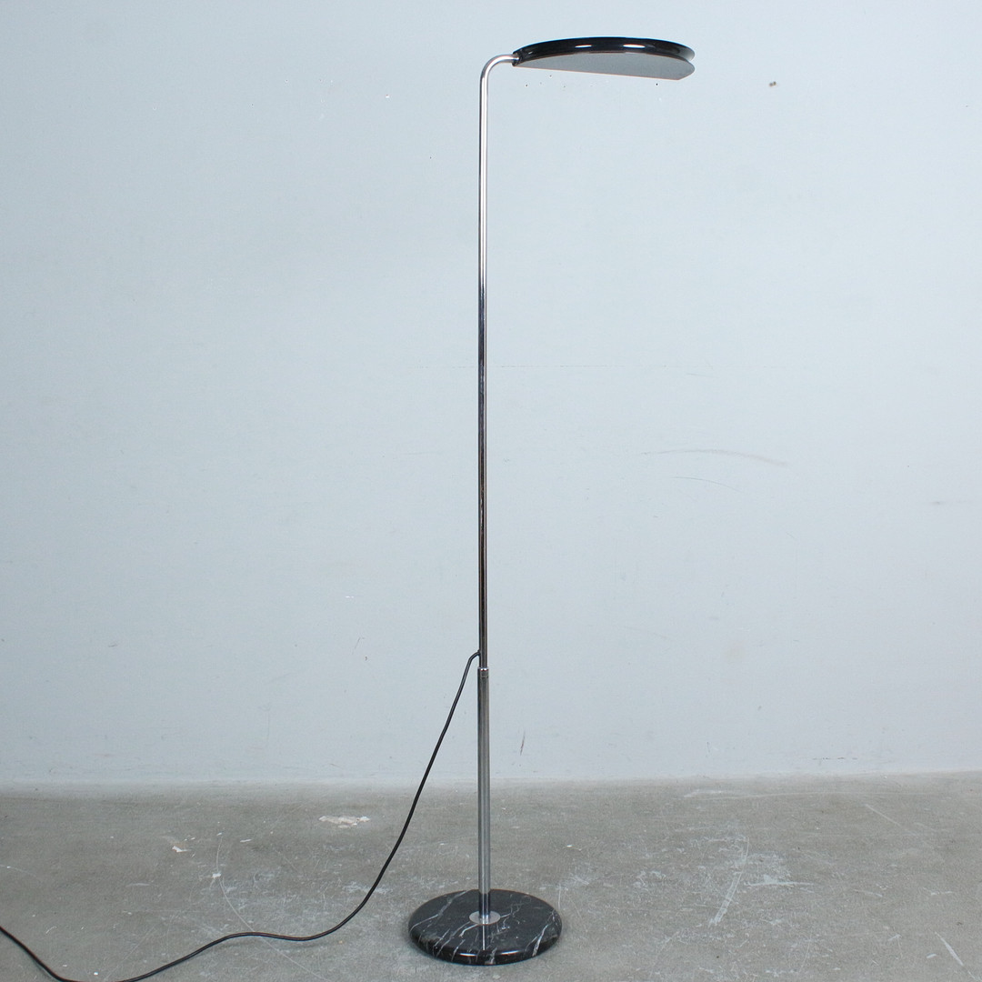 BRUNO GECCHELIN. Stehleuchte, Modell 'Mezzaluna', Stahl, Marmor, Aluminium, 1970er Jahre, Italien.