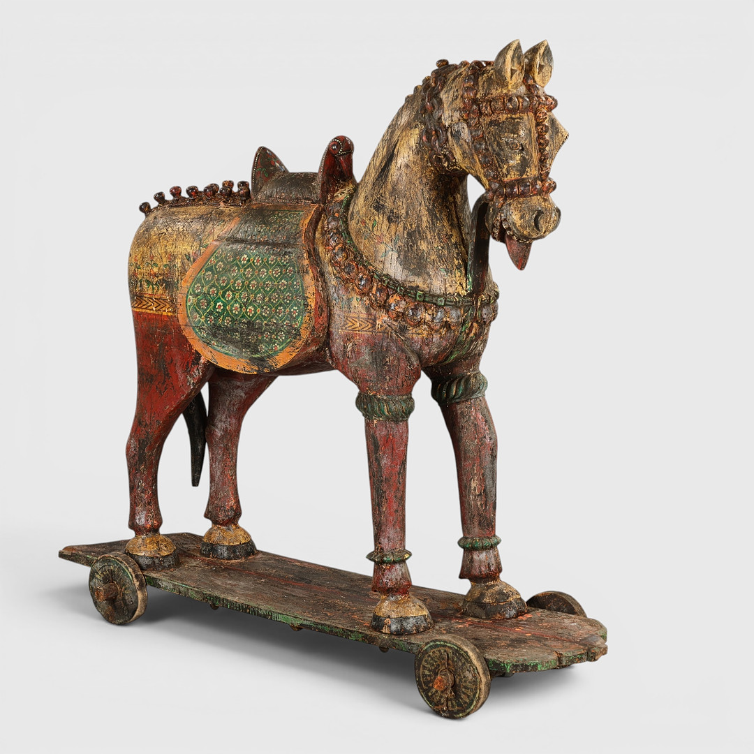 Hest af udskåret bemalet træ, Asien, 1900-tallets 1. halvdel.