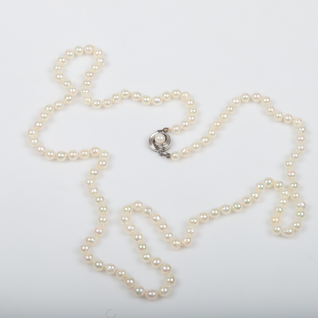 COLLIER, odlade pärlor med lås av sterlingsilver.