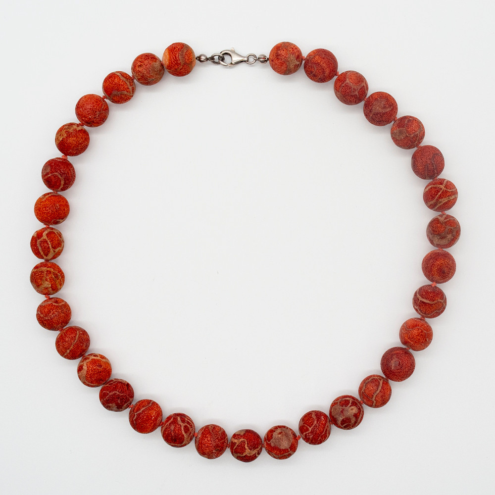 COLLIER AUS GROSSEN SCHAUMKORALLENPERLEN, VERSCHLUSS AUS 925ER STERLINGSILBER, GEPUNZT, EINZELN GEKNÜPFT.