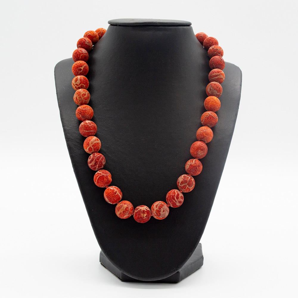 COLLIER AUS GROSSEN SCHAUMKORALLENPERLEN, VERSCHLUSS AUS 925ER STERLINGSILBER, GEPUNZT, EINZELN GEKNÜPFT.