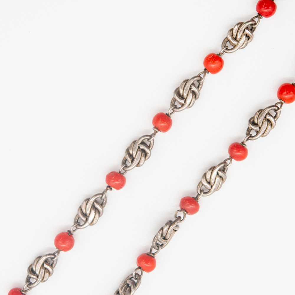 COLLIER AUS KORALLENPERLEN UND 800ER SILBERELEMENTEN, GEPUNZT.