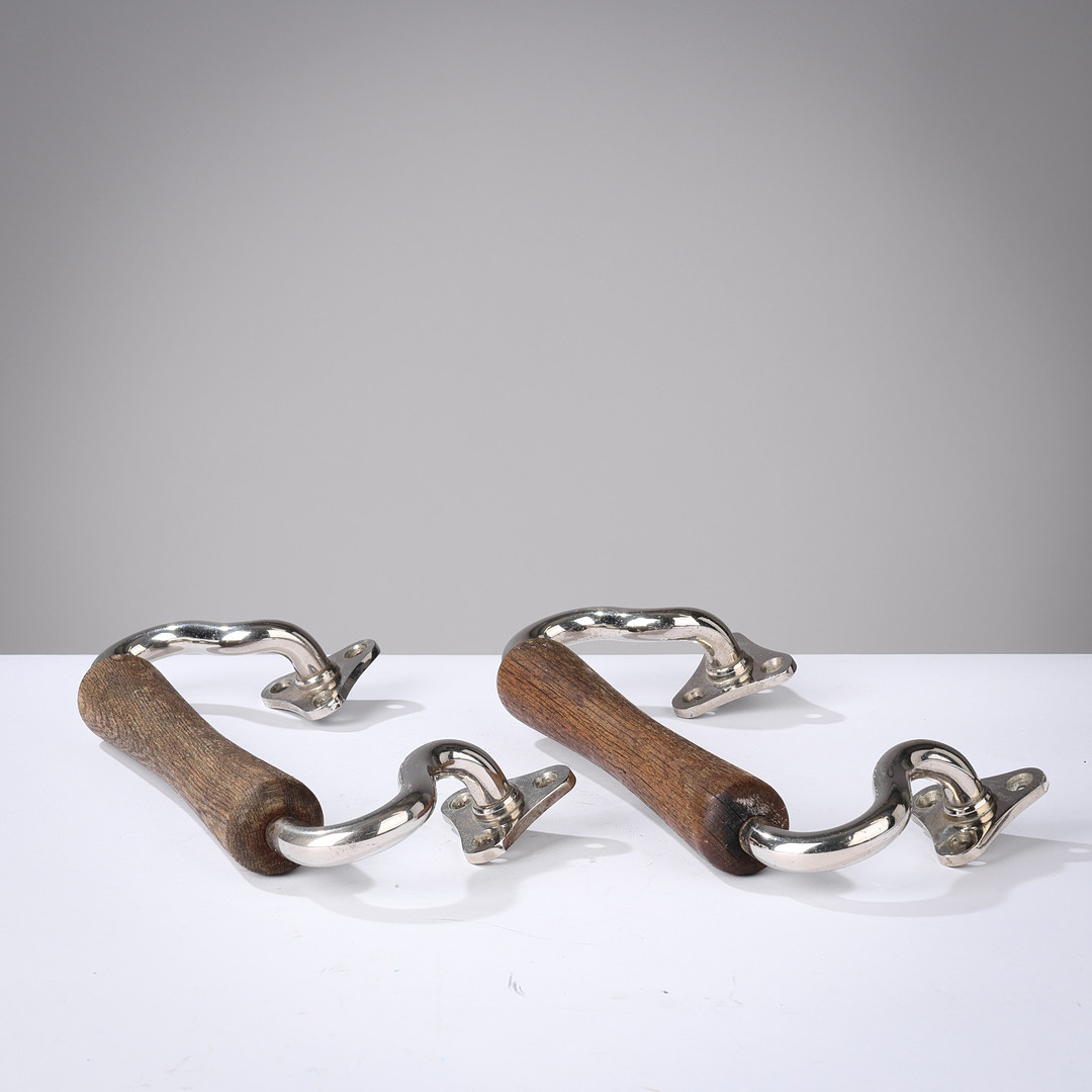 Et par dørhåndtag af forkromet stål og patineret eg, Skandinavien, 1900-tallets midte, (2).
