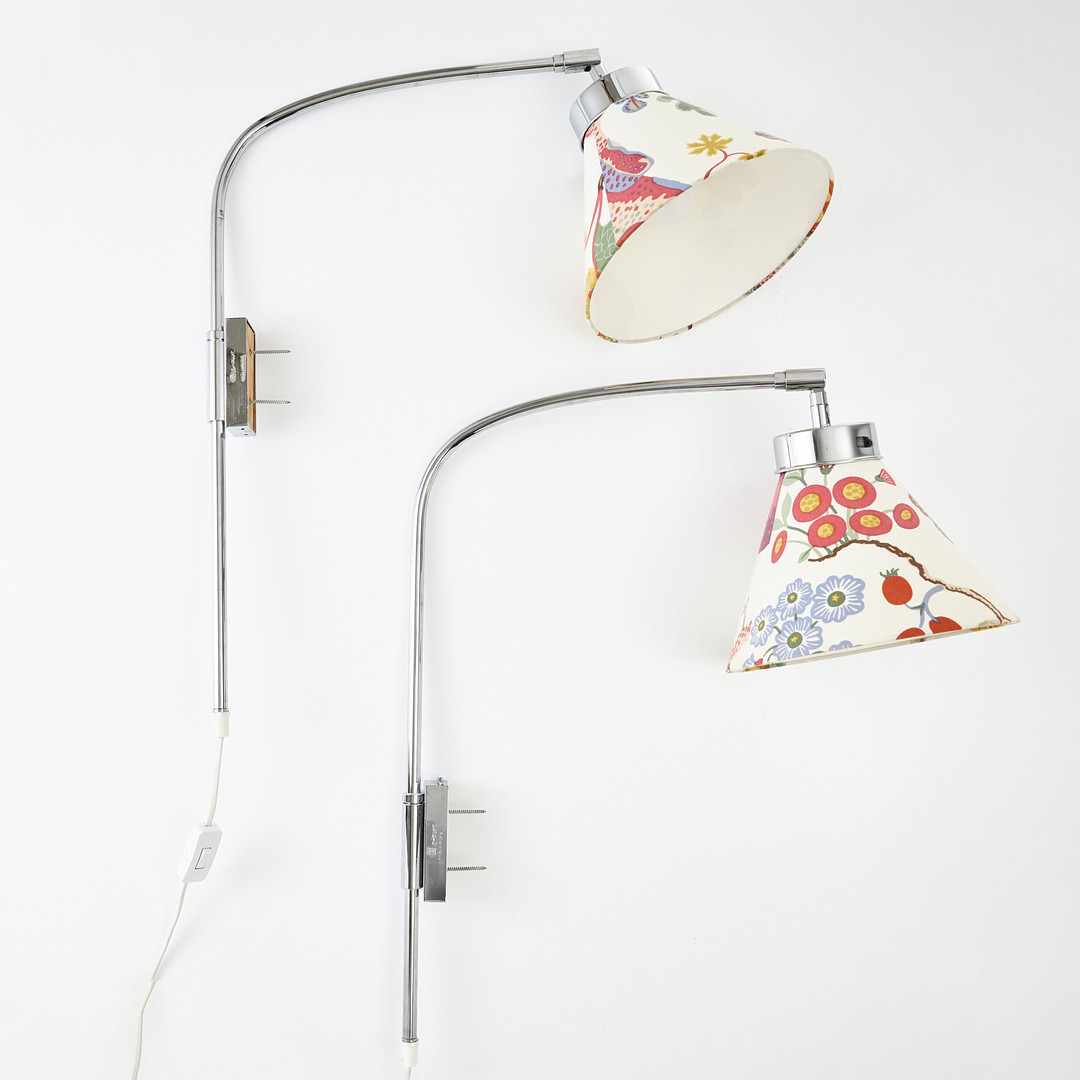 JOSEF FRANK. Vägglampor, ett par, modell 2484-2, Firma Svenskt Tenn, kromade, textilklädda skärmar.