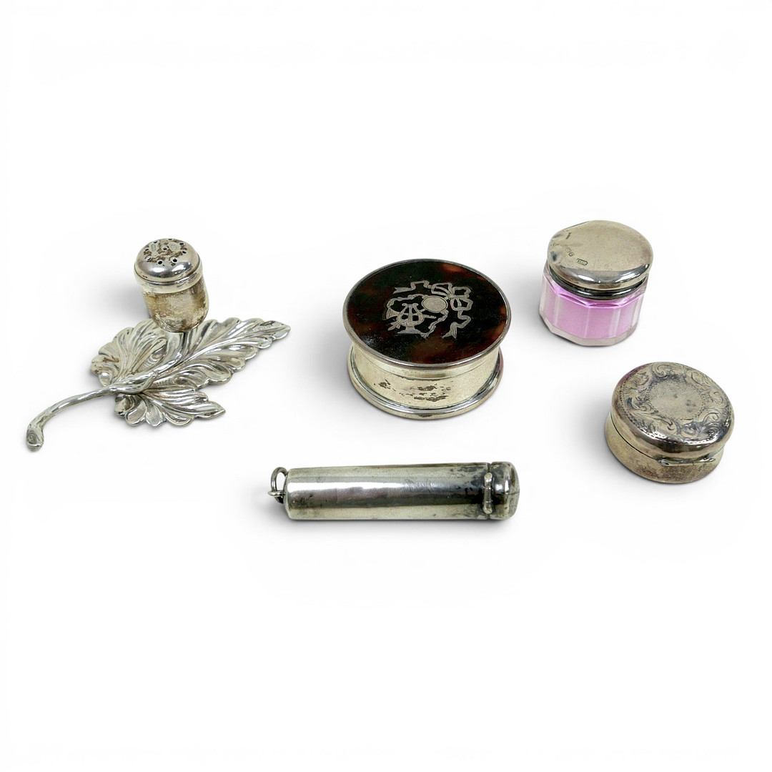 A GROUP OF FIVE SILVER ITEMS.