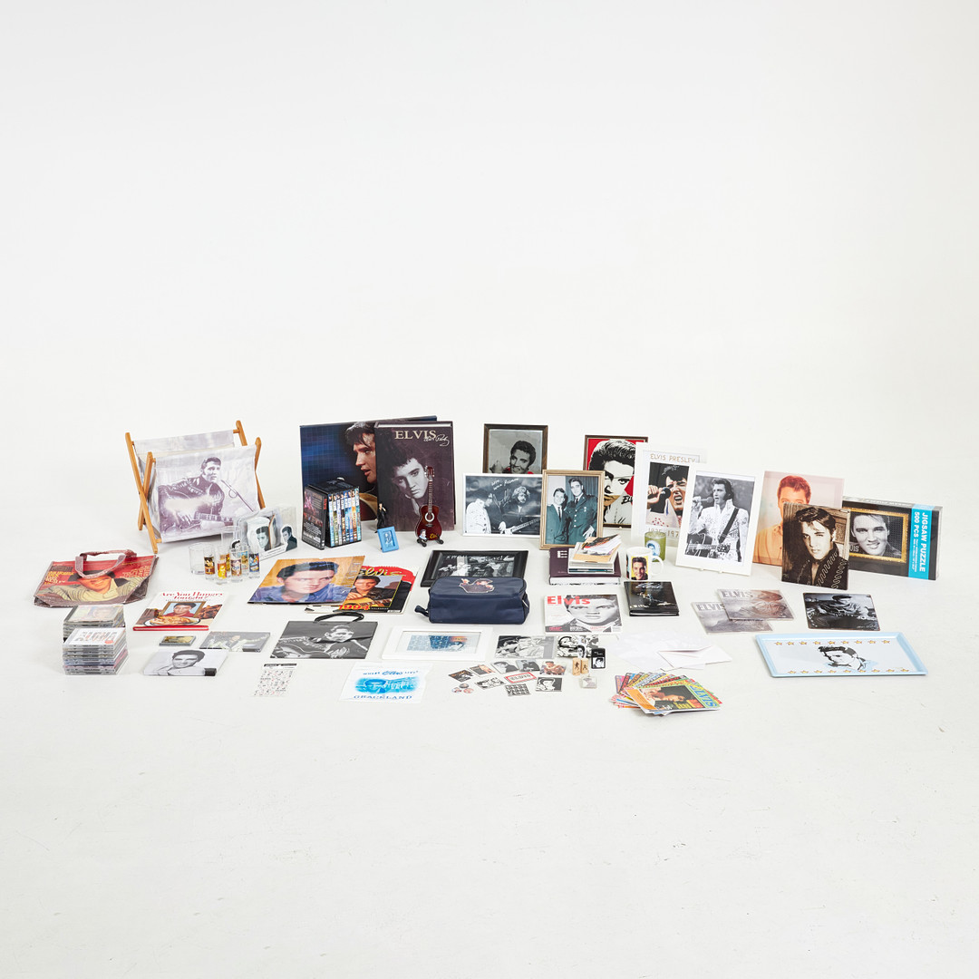 ELVIS PRESLEY, ca 90 blandande föremål, musikmemorabilia, CD-skivor, DVD-filmer, magasin, 1990-2000-tal.