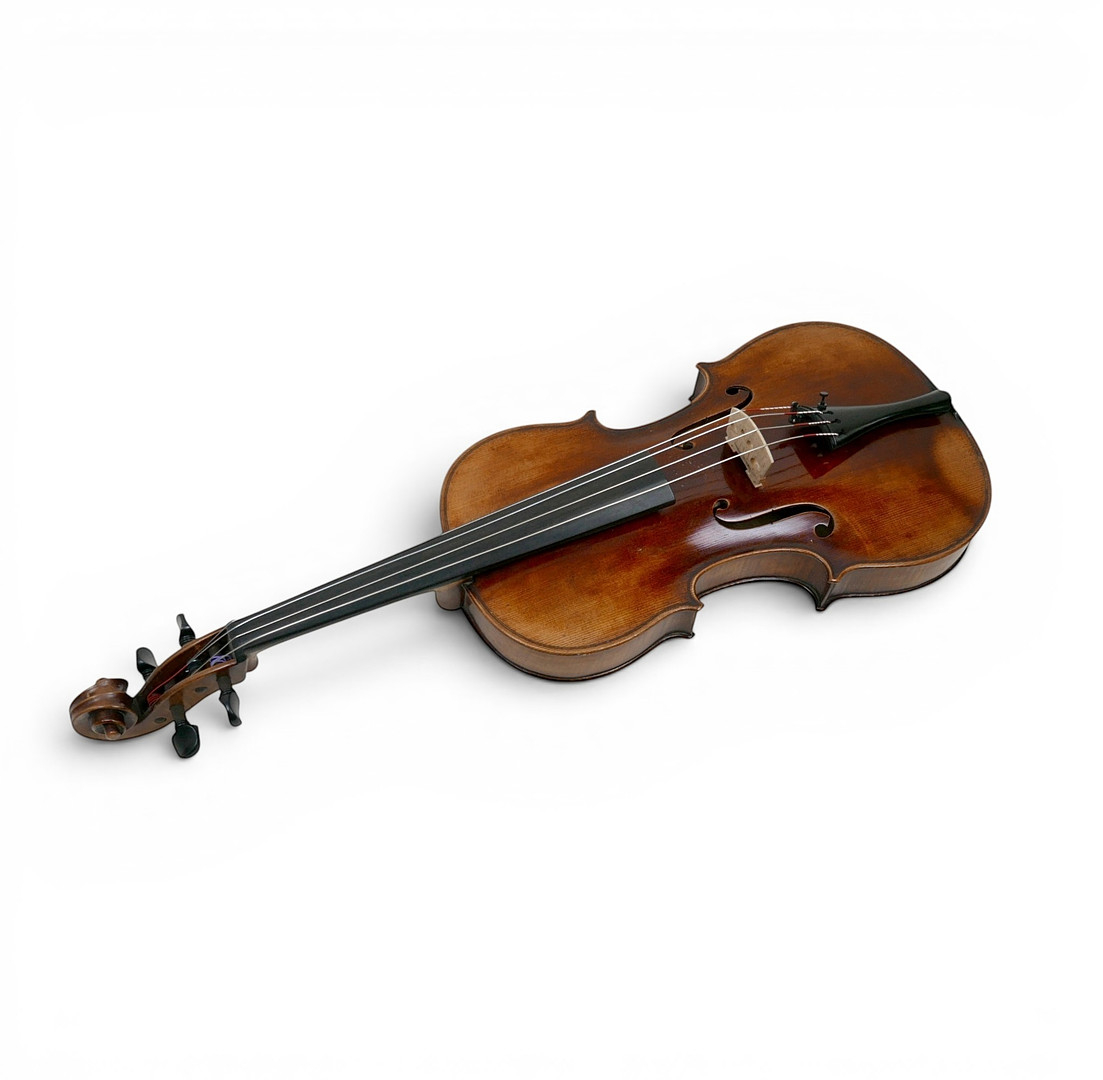 AN ANTIQUE VIOLA CIRCA 1900.