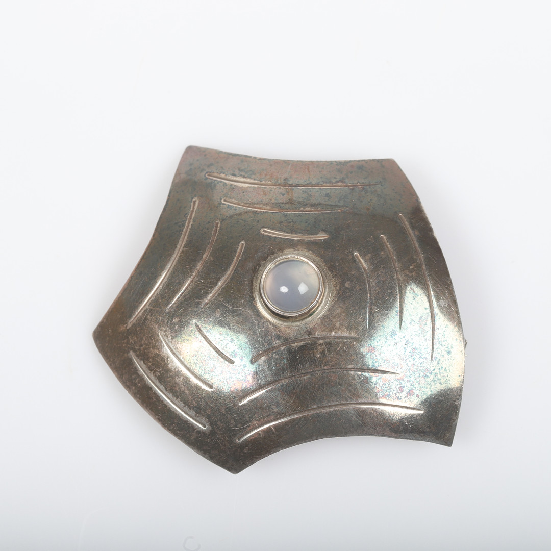 NILS WIDBERG. Brosch, sterlingsilver med cabochonslipad sten, Helsingborg, 1959.