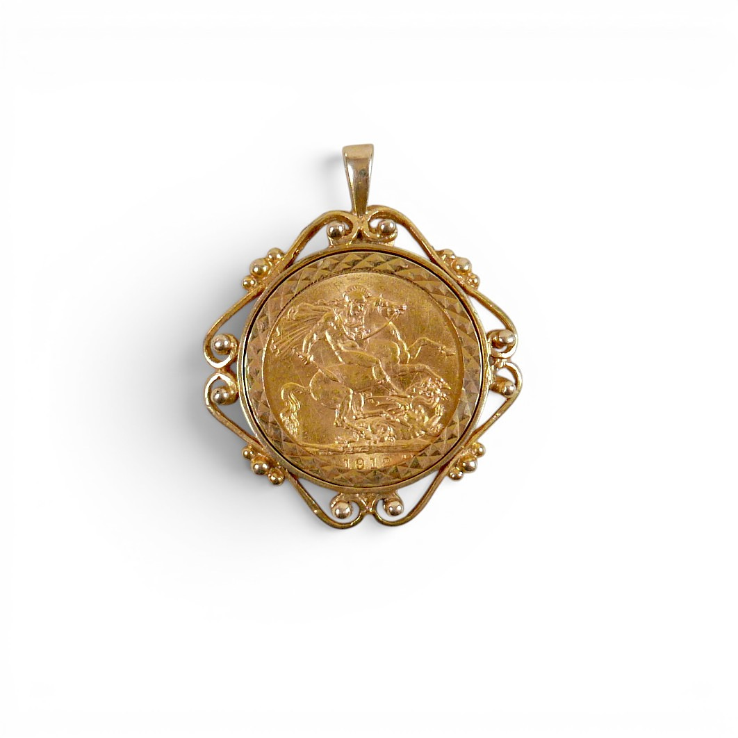 A GEORGE V 1912 GOLD SOVEREIGN SET IN 9CT GOLD MOUNT.