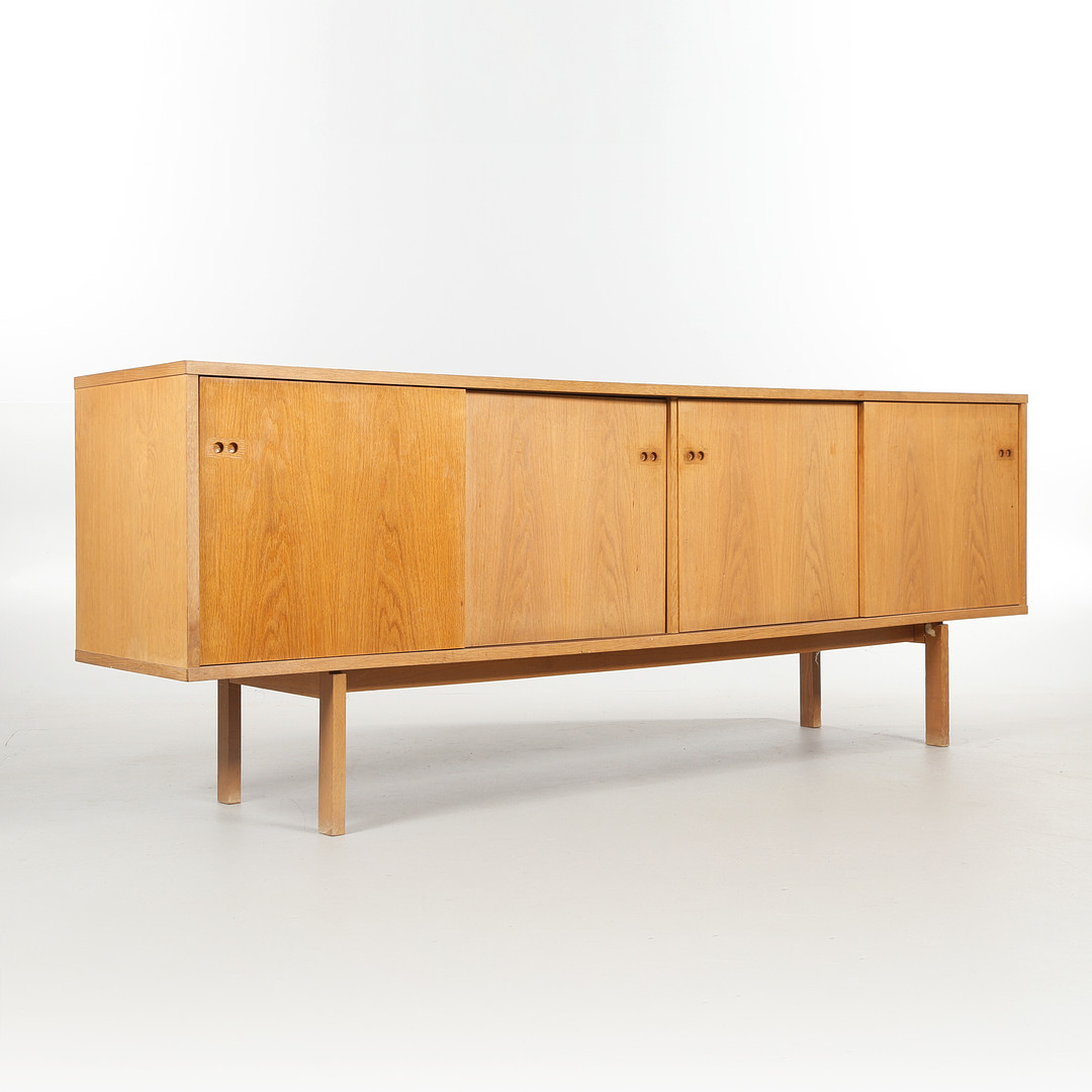 Dansk design. Lav skænk af egetræ, 1960'erne.