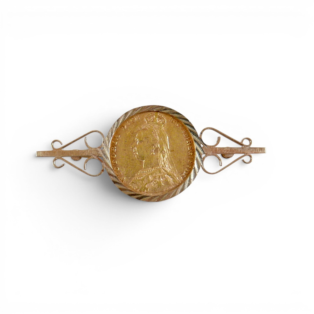 A VICTORIA 1890 GOLD SOVEREIGN SET IN 9CT GOLD BROOCH.